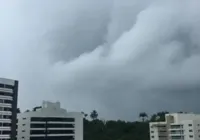 Sol se esconde entre nuvens em Salvador na manhã desta sexta