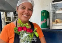 Solteira, Mani Reggo volta a trabalhar na barraca de lanches; assista