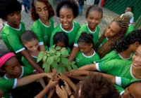 Time feminino de futebol faz plantio de árvores em Pituaçu