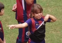Torcedora mirim que viralizou chorando é convidada por time de coração