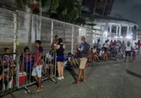 Torcedores do Bahia dormem em fila na Fonte Nova para comprar ingresso