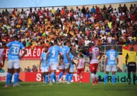 Torcida invade gramado do Adautão e troca socos com segurança do Bahia