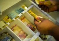Trabalhadores nascidos em fevereiro recebem abono salarial nesta sexta
