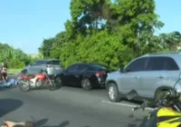 Três pessoas ficam feridas em acidente na BR-324 com motos e carro