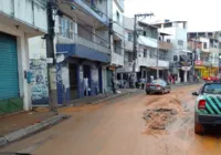 Tubulação estoura em Santa Cruz e bairro fica sem ônibus