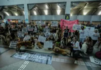 Tutores de animais de Salvador realizam manifestação em aeroporto