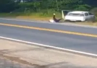 VÍDEO: Casal pula de carro em movimento e veículo cai em ribanceira