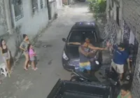 VÍDEO: Dupla armada rende homem e rouba carro em Canabrava