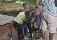 VÍDEO: Idoso cai em buraco em canal de rua em Barreiras