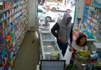 VÍDEO: Mulher tem crise de riso durante assalto em farmácia na Bahia