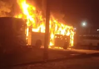 VÍDEO: Ônibus da Integra pega fogo dentro de garagem em Salvador