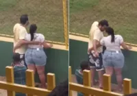 VÍDEO: Pode isso? Prefeito tem bunda 'apalpada' em estádio na Bahia
