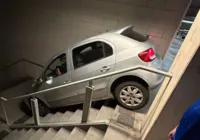 Vai aonde? Torcedor erra saída do estádio e desce escada com carro