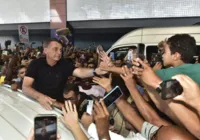 Vídeo: Bolsonaro é recebido por apoiadores no aeroporto de Salvador