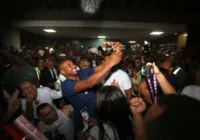 Vídeo: Campeão do BBB, Davi chega a Salvador nos braços do povo