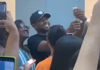 Vídeo: Davi tira foto com fãs durante passeio por shopping em Salvador