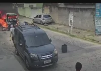 Vídeo: Kombi em chamas atropela motociclista e assusta moradores
