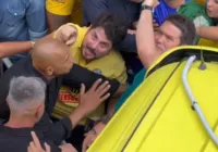 Vídeo: Marcos do Val é barrado de subir no trio de Bolsonaro