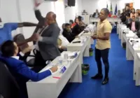 Vídeo: Vereadores de Lauro protagonizam briga com agressão em sessão