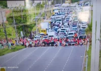 Vídeo: carreata das Mulheres Sem Terra trava trânsito na Av. Paralela