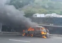 Vídeo: carro pega fogo na Avenida Bonocô, em Salvador