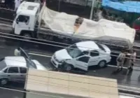 Vídeo: carros batem de frente na Avenida São Rafael