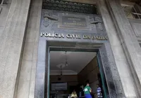 Vídeo: homem surta e tenta invadir sede da Polícia Civil de Salvador