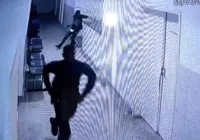 Vídeo mostra momento em que dupla invade hospital para matar homem