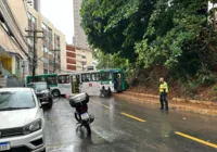 Vídeo: motorista perde controle e ônibus fica atravessado em Salvador