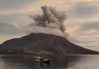 Vídeo: nova erupção do vulcão indonésio Ruang
