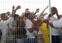 Vídeo: torcedores do Bahia enfrentam chuva para garantir ingressos