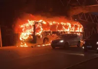 Vídeos: dois ônibus são incendiados durante protesto em Pernambués