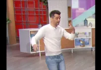 Wagner Moura ensina samba de Salvador em TV dos EUA