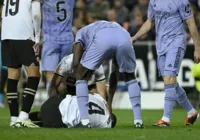 Zagueiro do Valencia sofre pior lesão do futebol e pode se aposentar