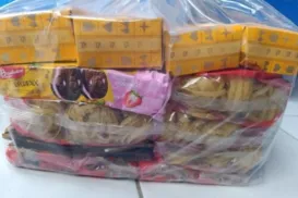 Moradores denunciam alimentos vencidos distribuidos por candidato - Imagem