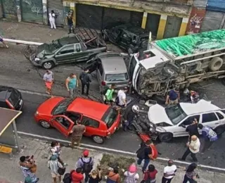Acidente com 11 veículos e um caminhão deixa sete feridos no Rio
