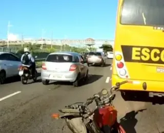 Acidente entre moto e ônibus escolar engarrafa trânsito na Av. Carybé