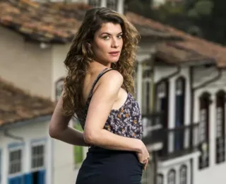 Alinne Moraes é notificada por nudez em rede social