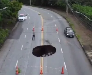 Após chuvas, cratera se abre no meio de avenida; veja vídeo