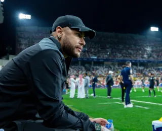Após "mini férias" nos EUA, Neymar assiste jogo do Al-Hilal em Abu Dhabi