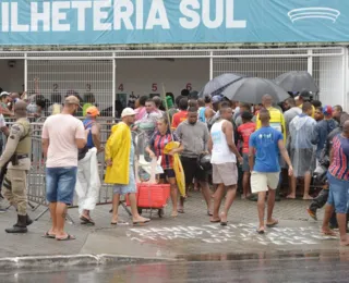 Após noite na fila, torcida do Bahia esgota ingressos em menos de 3h