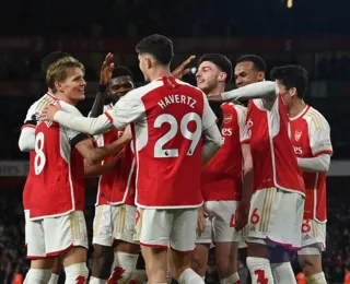 Arsenal goleia Chelsea  e volta a assumir liderança da Premier League