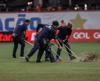 Atraso ao ligar drenagem causou alagamento no gramado da Fonte Nova