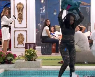 BBB: Leidy joga todas as roupas de Davi na piscina