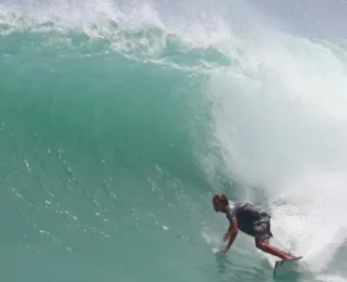 Baiano de 15 anos disputa torneio amador de surf em Pernambuco