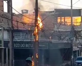 Bairro de Pirajá, em Salvador, fica sem energia após poste pegar fogo