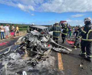Batida entre dois carros e um caminhão deixa três mortos no sul da BA