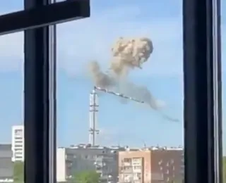 Bombardeio russo destrói torre de televisão na Ucrânia; veja vídeo