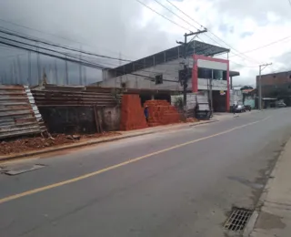 Caminhão atinge ônibus lotado e passageiros ficam em pãnico; vídeo