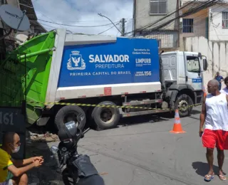 Caminhão de lixo atinge casa no bairro de São Caetano